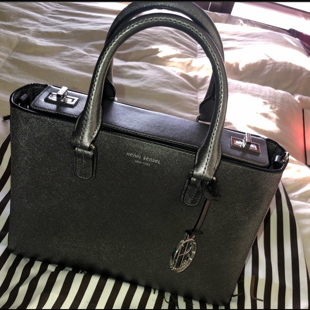 Henri Bendel Silver Handbag with shoulder strap✨